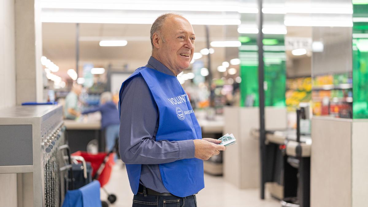 Voluntario durante la recogida de alimentos en uno de los supermercados de Mercadona