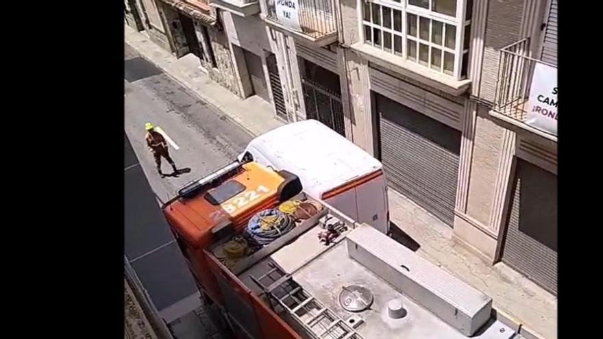 Un camión de bomberos se queda &#039;atrapado&#039; en la calle Rafael Valls de Manises