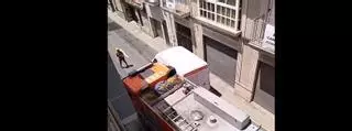 Un camión de bomberos, atrapado en la calle 'del infierno' de Manises