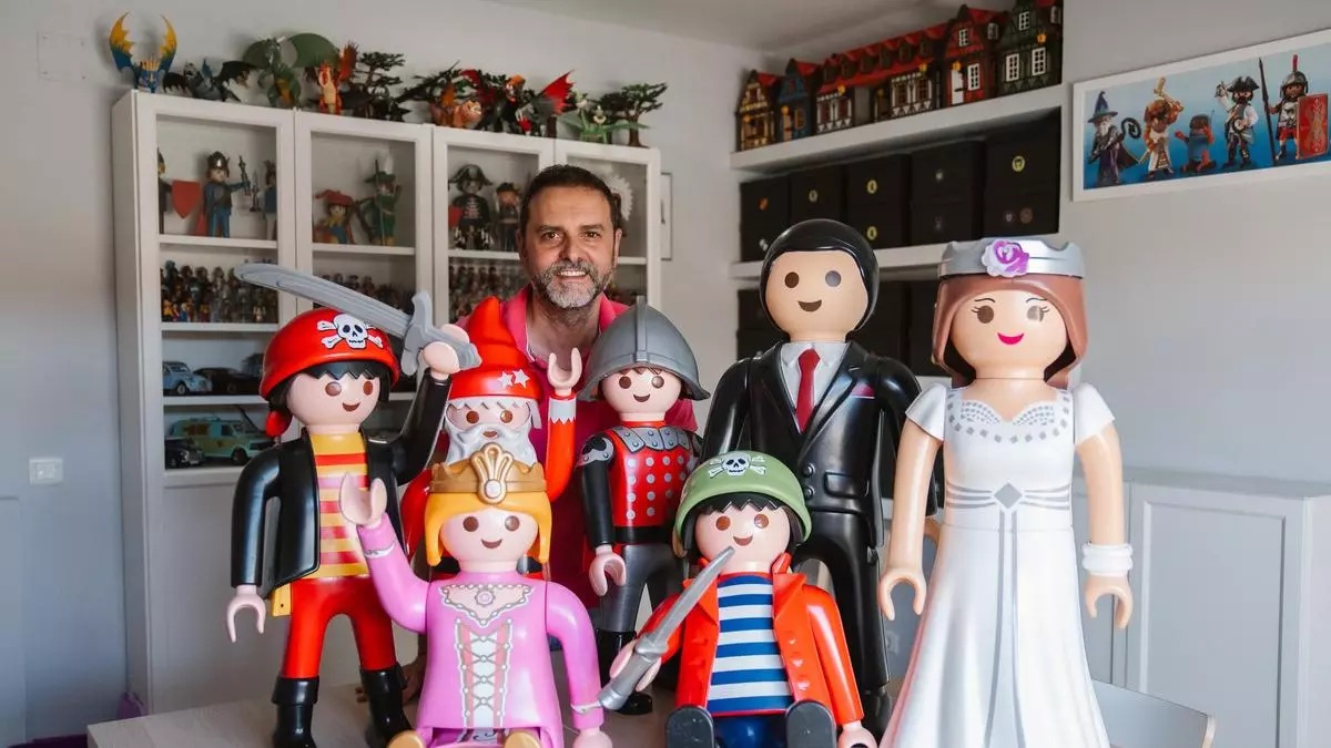 Coleccionar Playmobil’s a los 50: "Los hijos de mis amigos me regalan sus juguetes de la infancia cuando se hacen mayores"