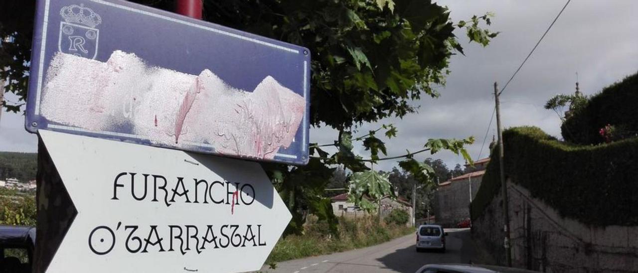 Una placa de un camino municipal en la parroquia de Reboreda borrada hace cinco años por un error en la toponimia del lugar.  // A.P.