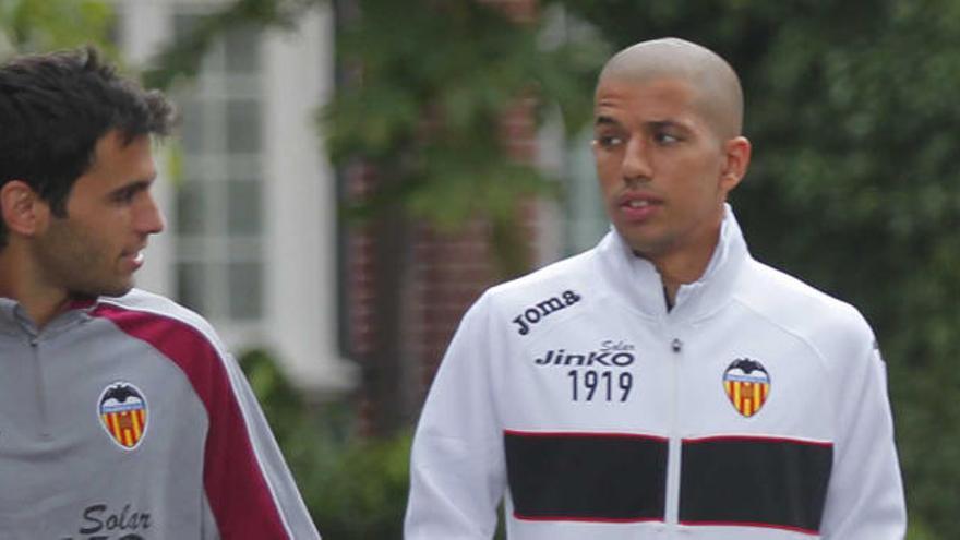 Dalmau, en la pretemporada de 2012 del Valencia CF junto a Feghouli.