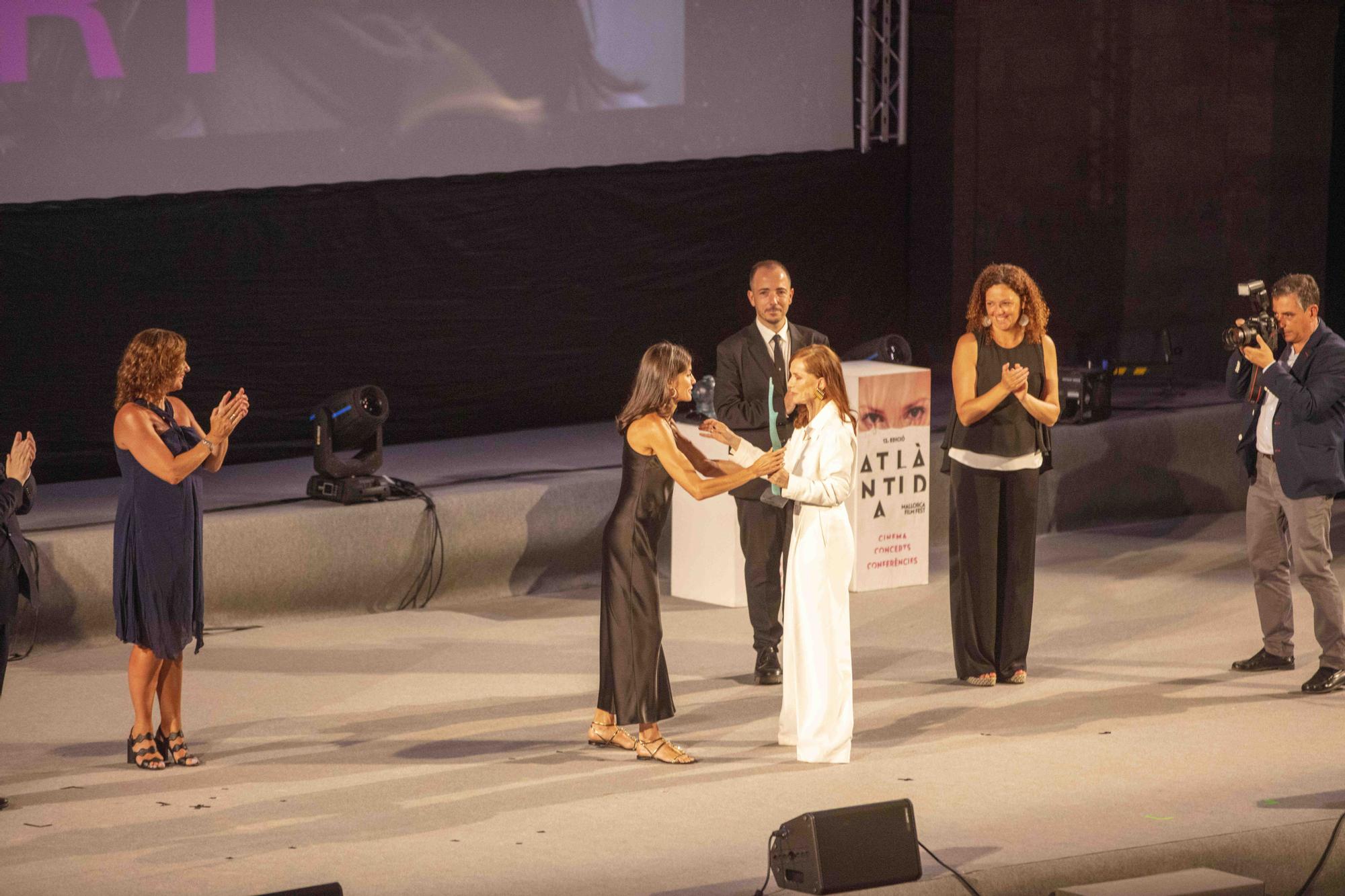 Doña Letizia entrega el Premio Masters of Cinema a la actriz. francesa Isabelle Huppert