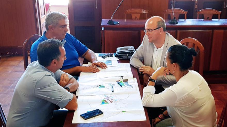 El vicepresidente del Cabildo se ha reunido con representantes municipales para desarrollar proyectos en Tazacorte.