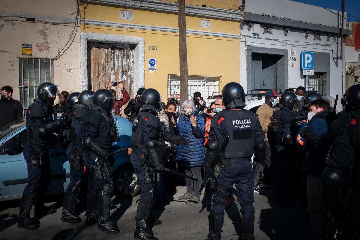 Intervención policial en una nave industrial okupada que se encuentra en desuso en Badalona, el pasado 13 de enero Intervención policial en una nave industrial okupada que se encuentra en desuso en Badalona, el pasado 13 de enero