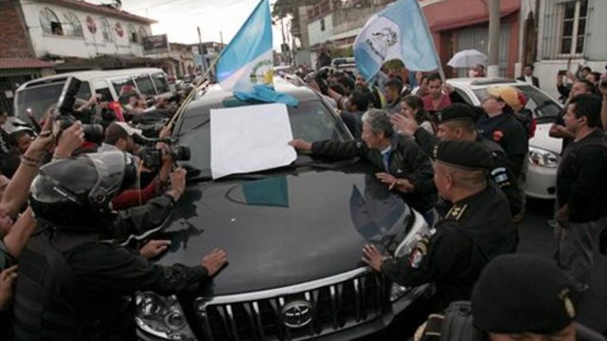 El expresidente Pérez Molina, trasladado en coche policial al Cuartel Militar Matamoros.