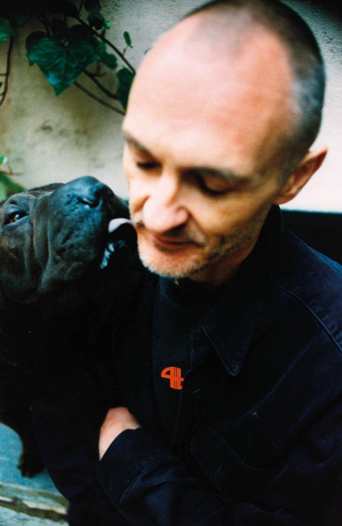 Ivo Watts-Russell y su perro Friday, en 1998