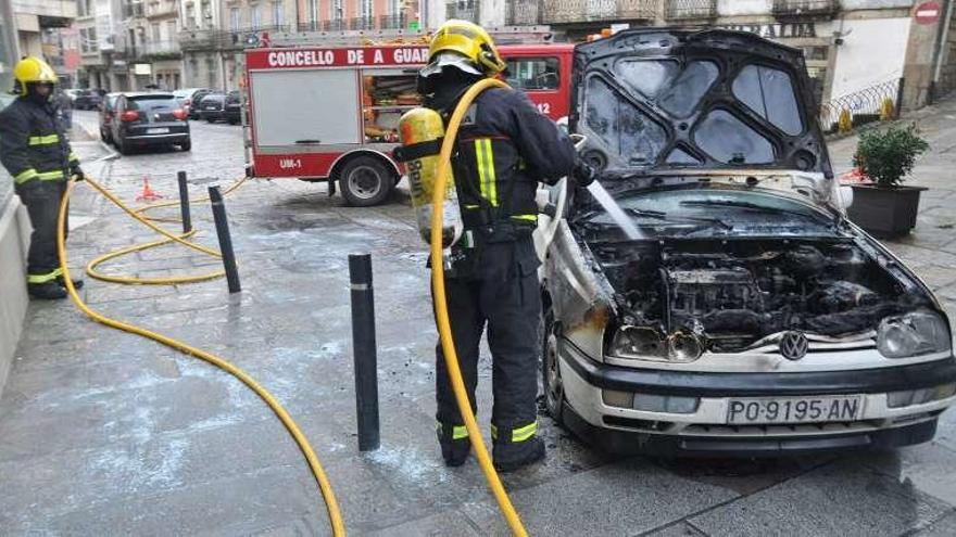 Miembros del GES durante la extinción del incendio. // Brais Martínez