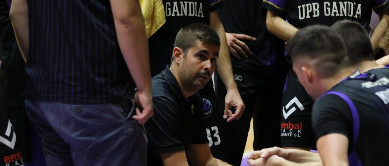 Alejandro Mesa da instrucciones a sus jugadores en un partido de esta temporada