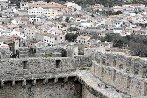 Zacken, Schießscharten, hohe Mauern: Ein Besuch in der Festung im Nordosten von Mallorca.