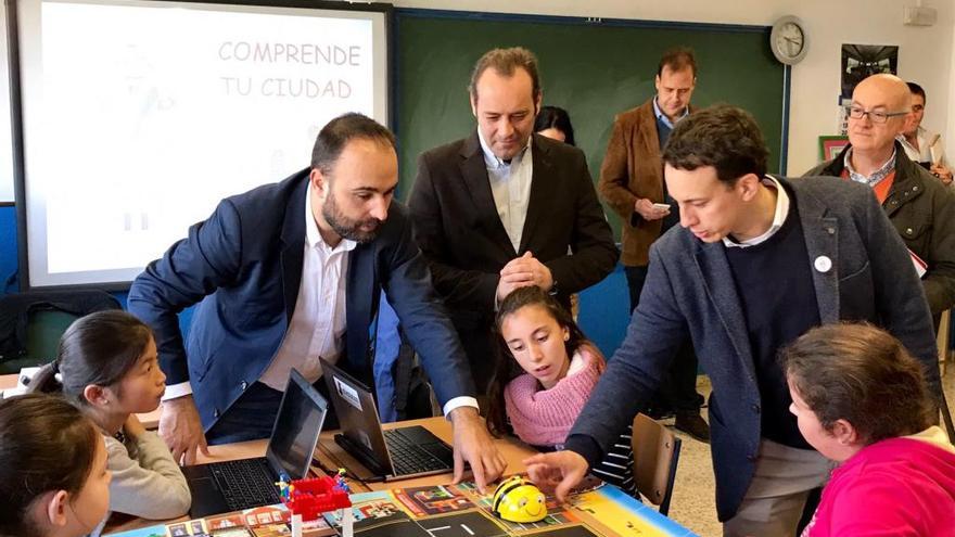 Mario Cortés y Juan Cassá, ayer con niños del Paulo Freire