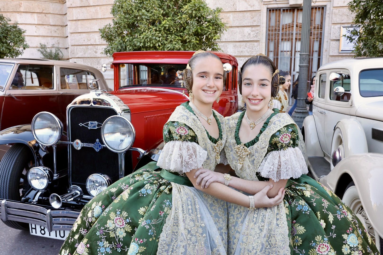 Falleras en "cotxes de l'Antigor" camino de su gran cita