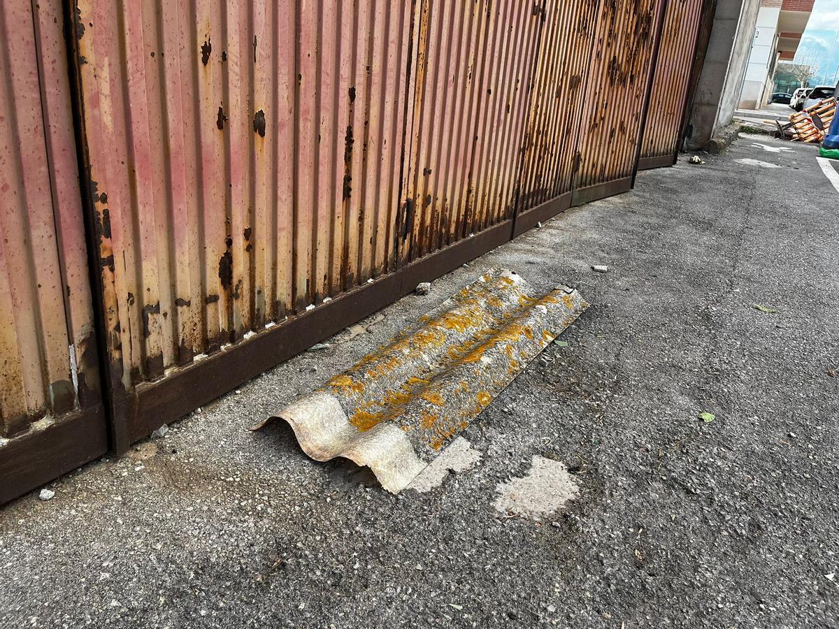 En Nules también ha habido caídas de partes de tejados por el viento.