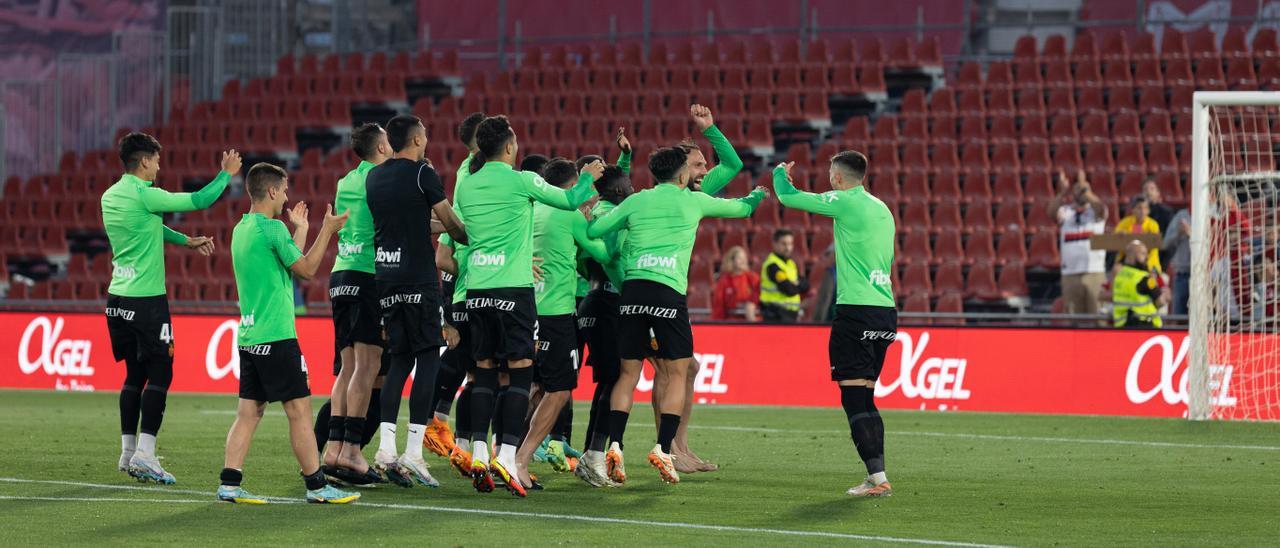 El Real Mallorca festeja su casi permanencia con la afición en Son Moix.