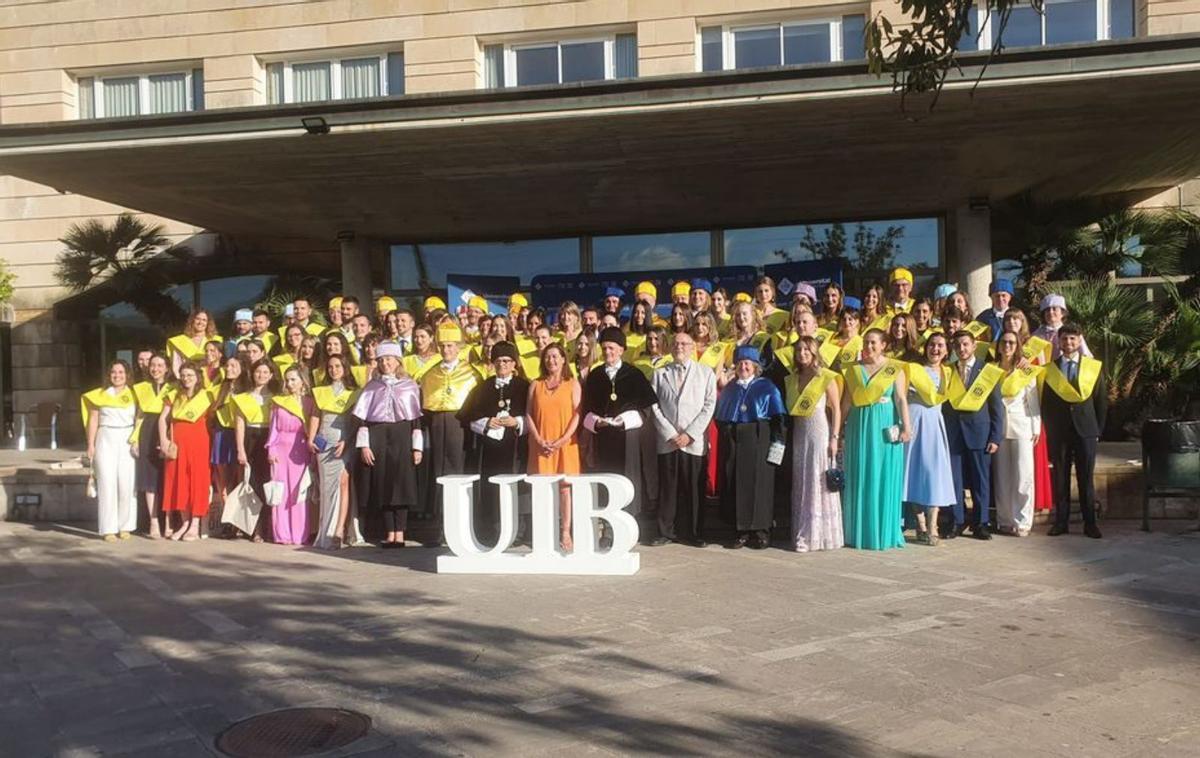 Los 60 futuros doctores con sus profesores y las autoridades. | I.R.A.