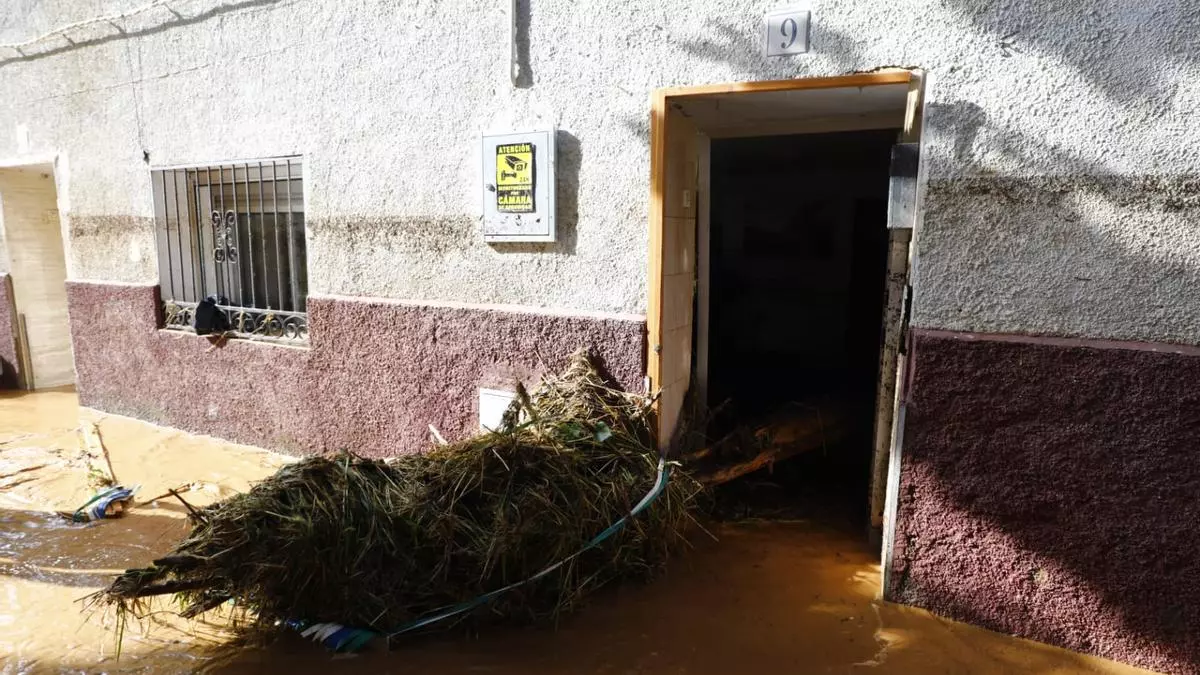Azuara amanece cubierta de agua: “Ya no existen ni la paredes ni las puertas de mi casa”