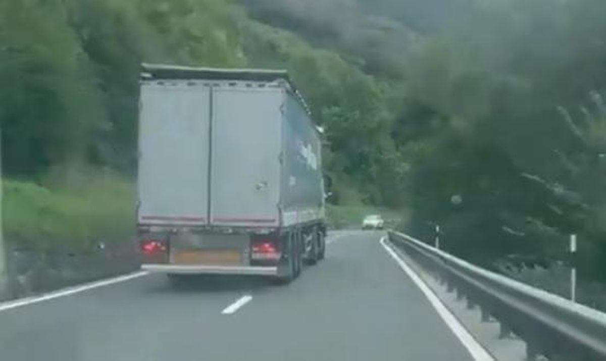 Vídeo | Les brutals imatges d’un camió envaint el carril contrari Vídeo | Les brutals imatges d’un camió envaint el carril contrari