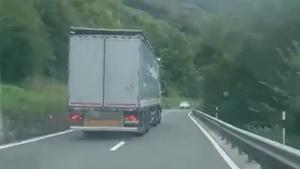 Vídeo | Les brutals imatges d’un camió envaint el carril contrari