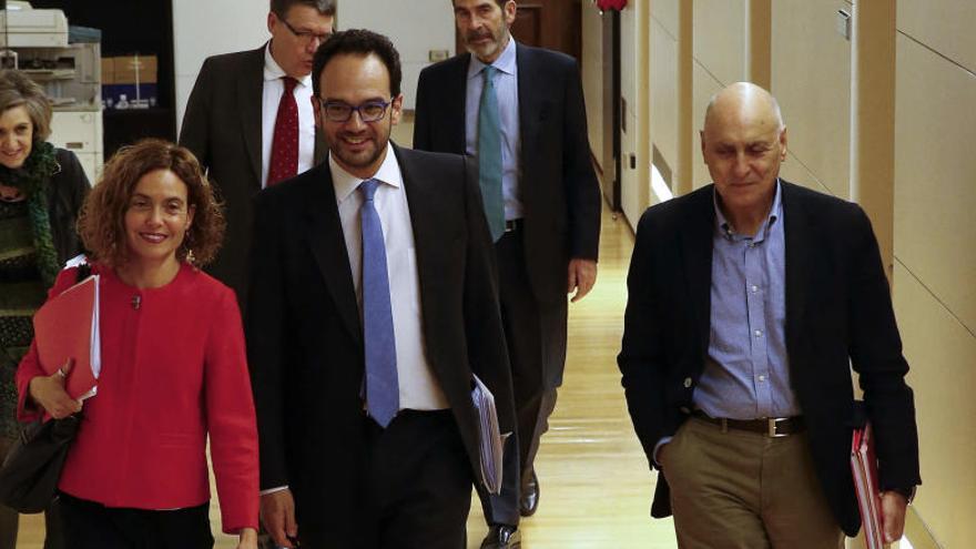 El equipo negociador del PSOE: Antonio Hernando (c), Meritxell Batet (i), Rodolfo Ares (d), (segundo termino) Jordi Sevilla (c), José Enrique Serrano (d) y María Luisa Carcedo (i).