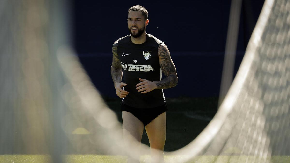 Los jugadores del Málaga CF prosiguen su preparación al margen de los problemas en otros clubes.