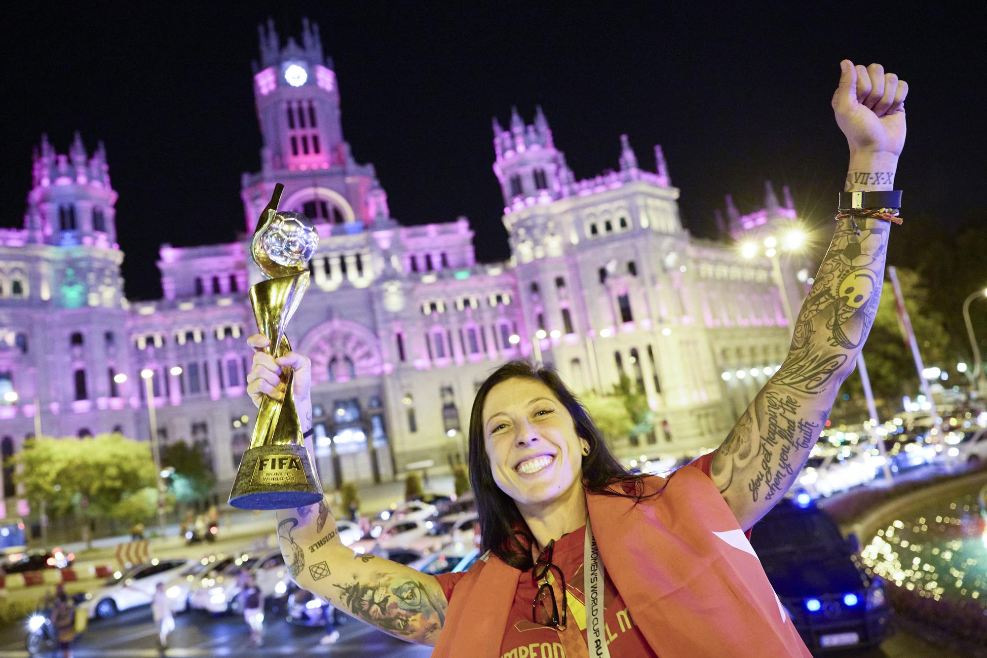 So feierten Spaniens Fußballweltmeisterinnen nach ihrer Ankunft in Madrid