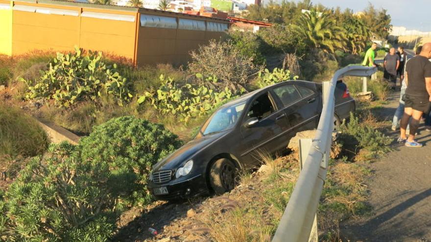 El vehículo que a punto estuvo de caer por un terraplén en El Doctoral.