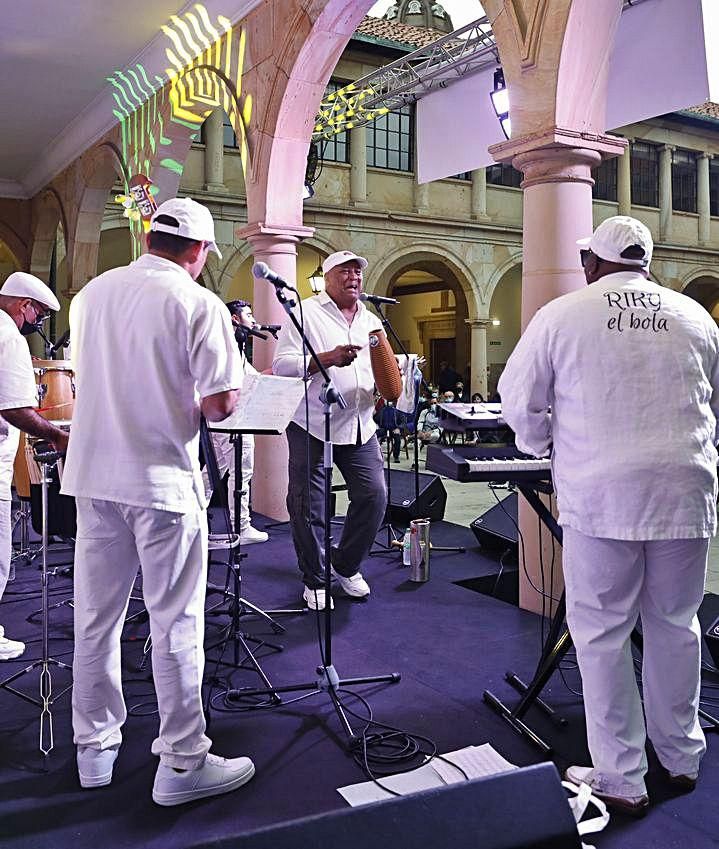 Concierto de Son de Cuba, en el edificio histórico de la Universidad.