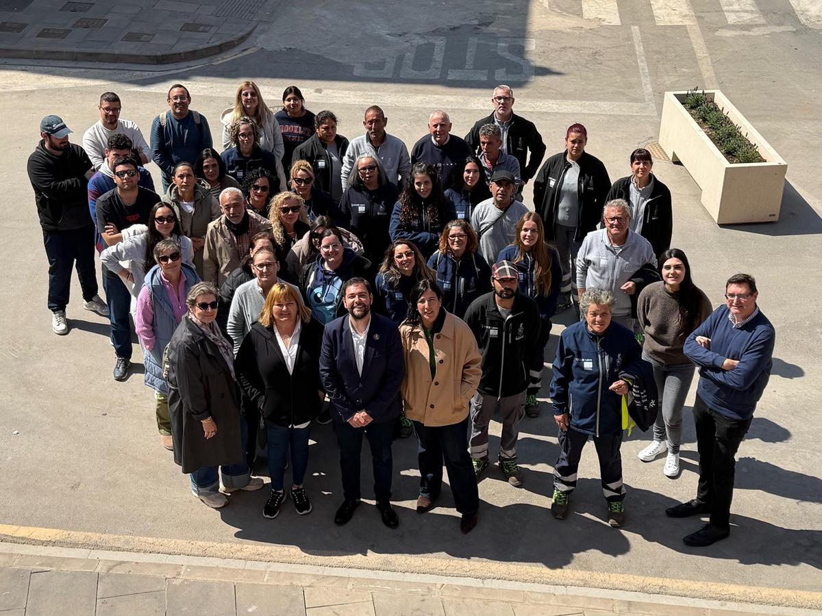 Empleados de los talleres de Ocupación con el alcalde Fran López.