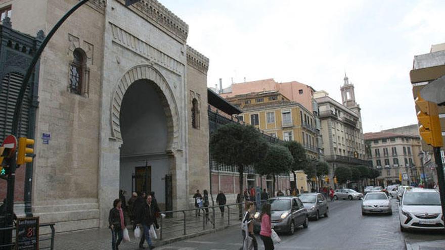 Acceso al mercado, por la calle Atarazanas.