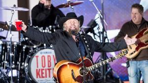 Country singer Toby Keith performs for US President-elect Donald Trump and his family during a welcome celebration at the Lincoln Memorial in Washington, DC, on January 19, 2017. / AFP PHOTO / Brendan Smialowski