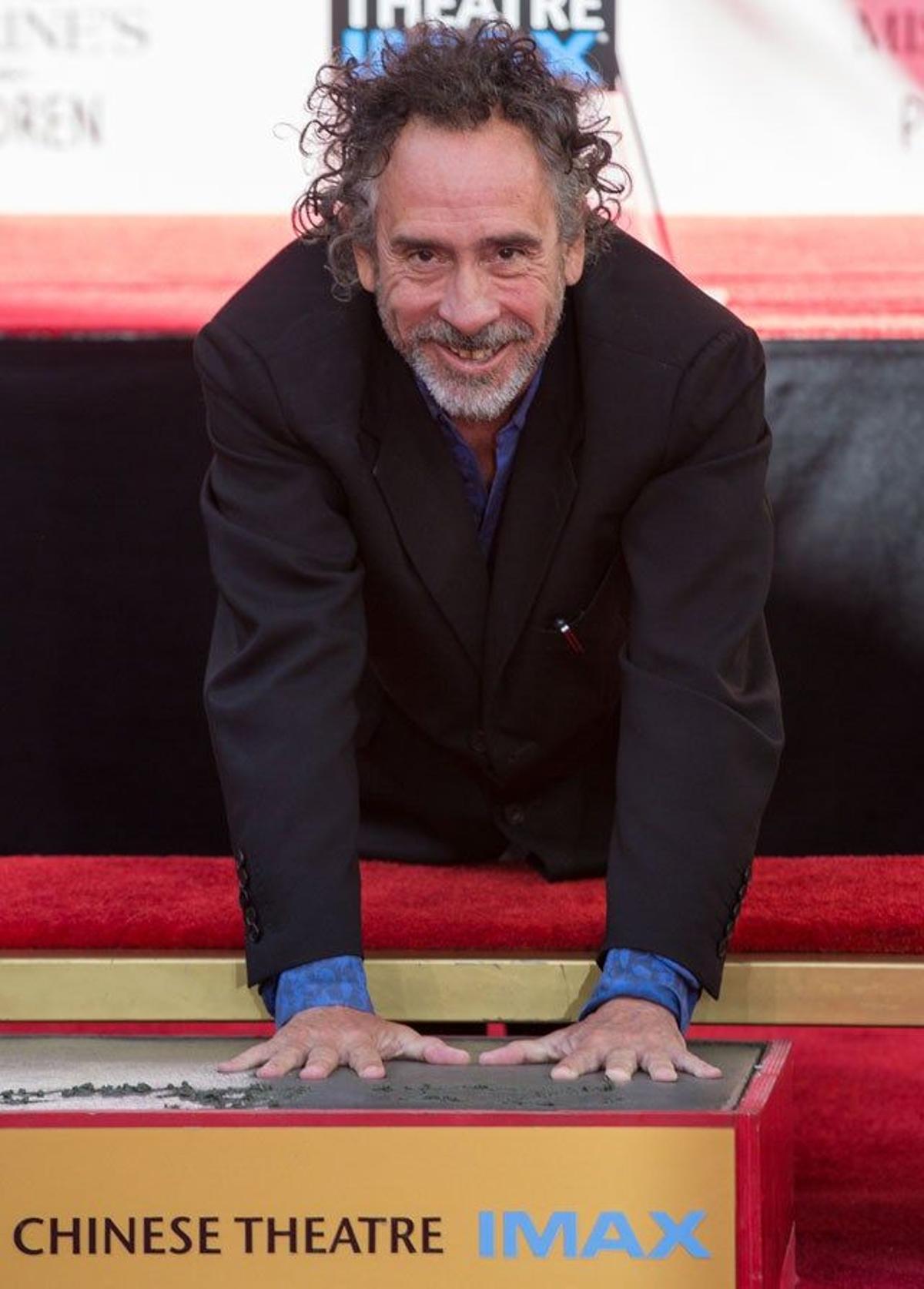 Tim Burton graba sus huellas en el Teatro Chino de Hollywood