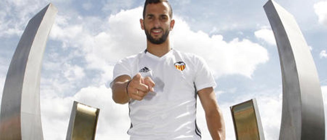 Martín Montoya atendió a Levante-EMV en el hotel Crowne Plaza de Marlow.