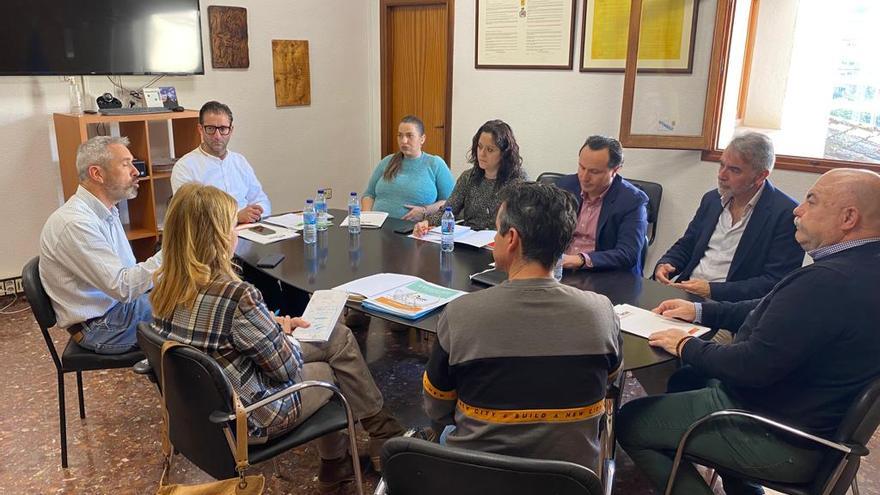 Representantes de Aemon en su reunión con el alcalde de Nàquera.