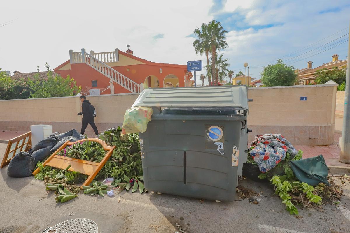 Una isla de contenedores desbordada por la basura y las podas en Orihuela Costa, en una imagen del invierno pasado