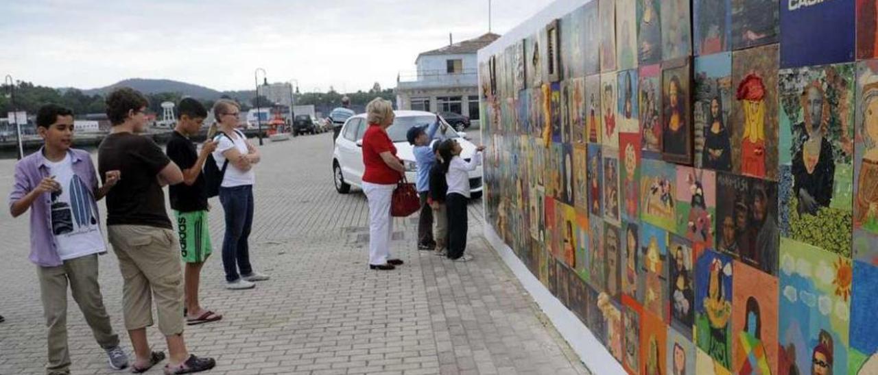 La primera muestra colectiva organizada por la escuela de arte del Liceo Casino de Vilagarcía. // Noé Parga