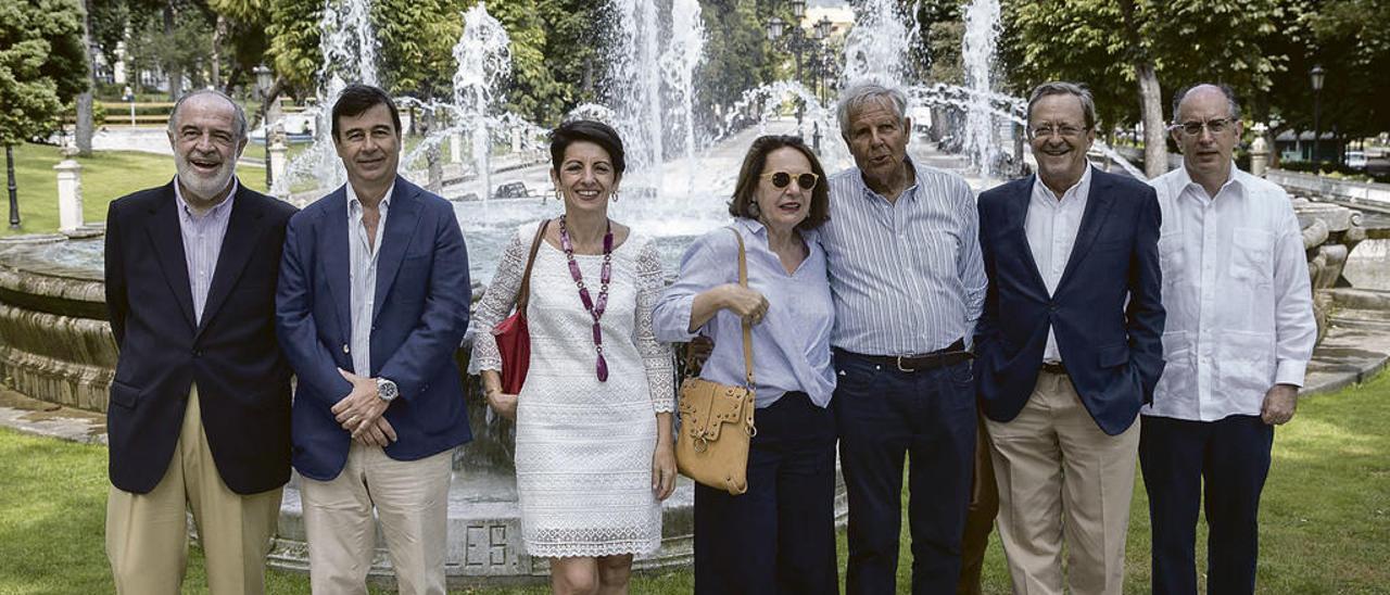 Por la izquierda, Javier Sangro de Liniers, José Laviña, Eva Martínez, Aurora Díaz-Rato, Yago Pico de Coaña, Luis Arias y Jorge Hevia, en el Campo de San Francisco.