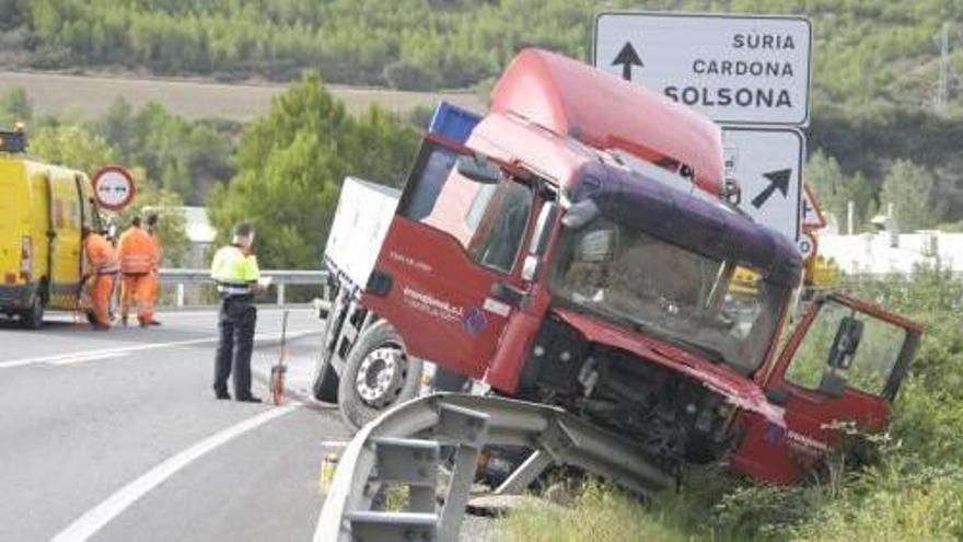 Estat en què va quedar el camió després de xocar frontalment amb el cotxe i impactar amb la tanca lateral