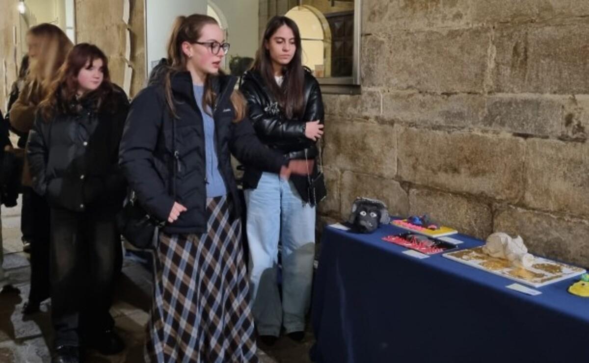 Alumnas del Instituto de Cacheiras con sus esculturas en San Martiño Pinario