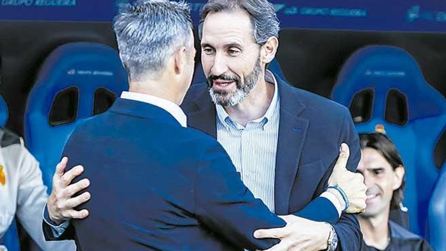 Moreno y MartÃ­ se saludan antes del comienzo del partido.