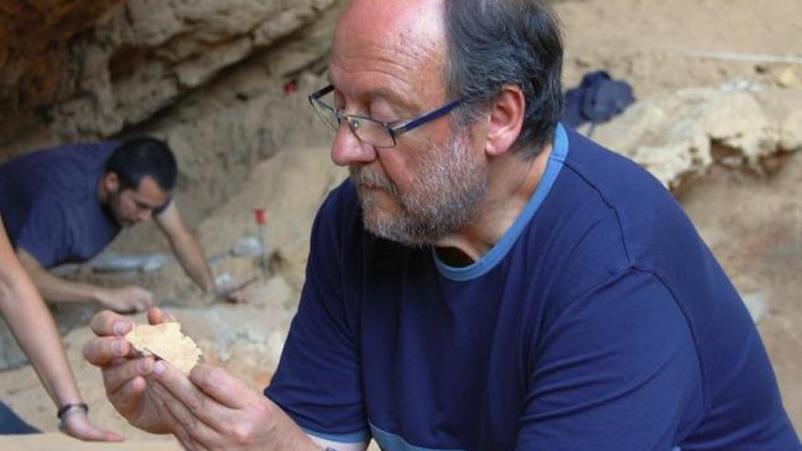 El profesor Villaverde con una de las piezas