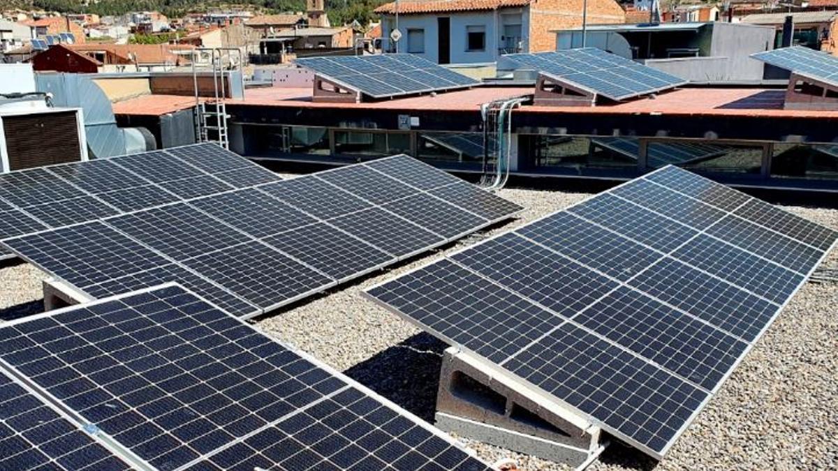 El projecte ha instal·lat 44 plaques solars fotovoltaiques a la teulada de l'equipament