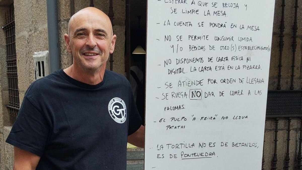 El Rianxo tiene un cartel con los límites que deben respetar todos, también los turistas, en su terraza.