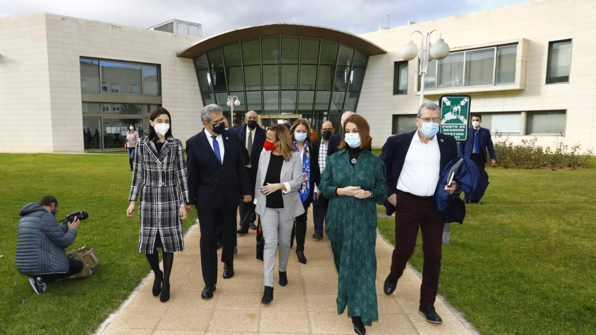 Pilar Llop, José Antonio Mayoral, Mayte Pérez y Emma Buj, en el acceso al campus de Teruel.