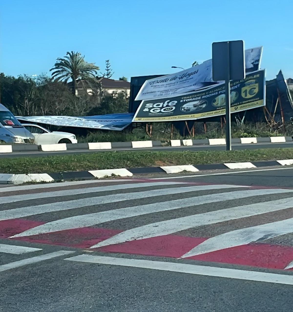 Caída de vallados publicitarios junto a la CV-905 Caída de vallados publicitarios junto a la CV-905