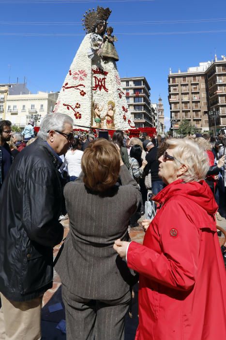 La Mare de Déu luce su manto en la Plaza de la Virgen