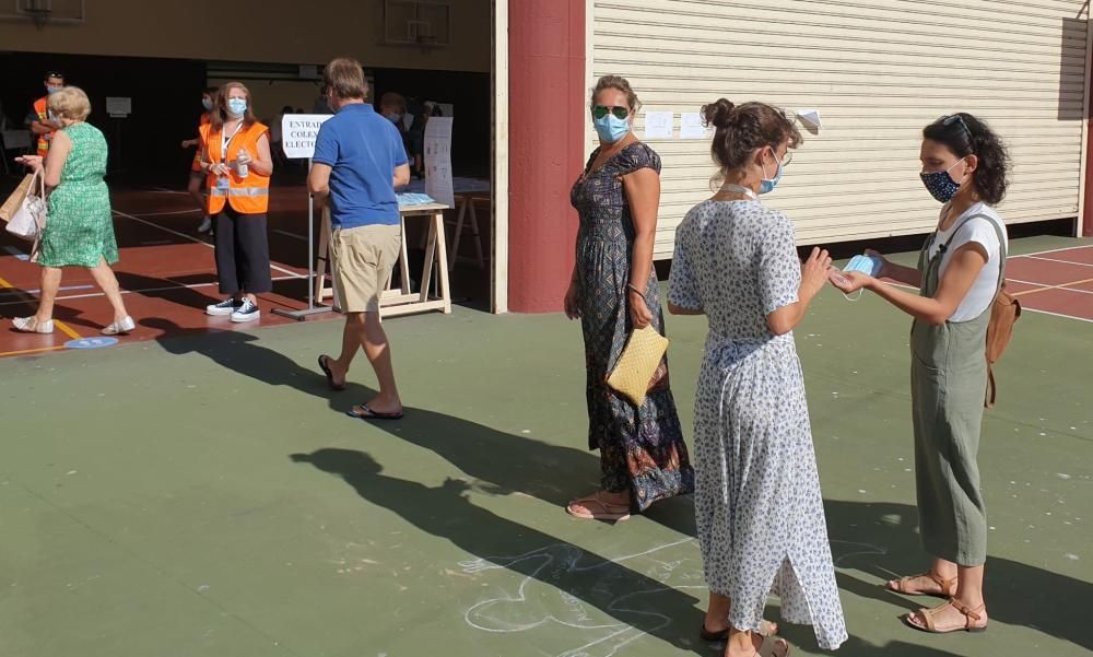 Las imágenes de una jornada tan histórica como atípica en la comunudad gallega. Unos comicios marcados por la pandemia del coronavirus, el calor y el dilema de elegir a quién votar.