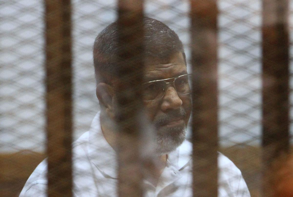 Mursi en el juicio en una tribunal militar en agosto de 2014