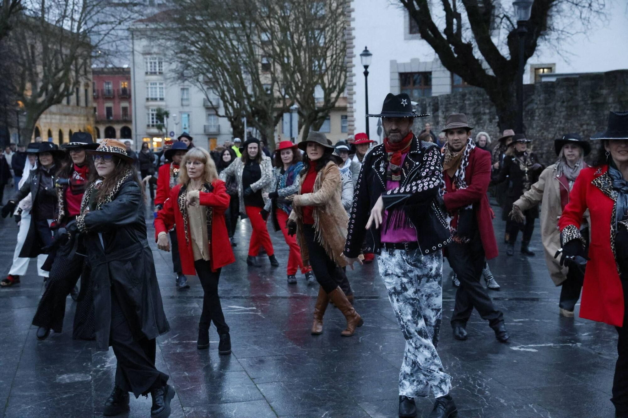 EN IMÁGENES: Flashmob en honor a Tino Casal en Gijón