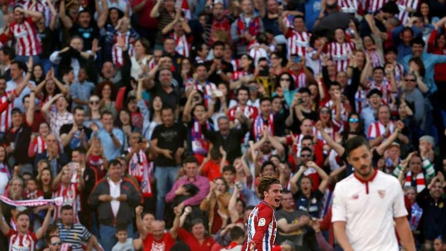 Griezmann celebra el segundo gol del Atlético de Madrid ante la desolación de un jugador del Sevilla.