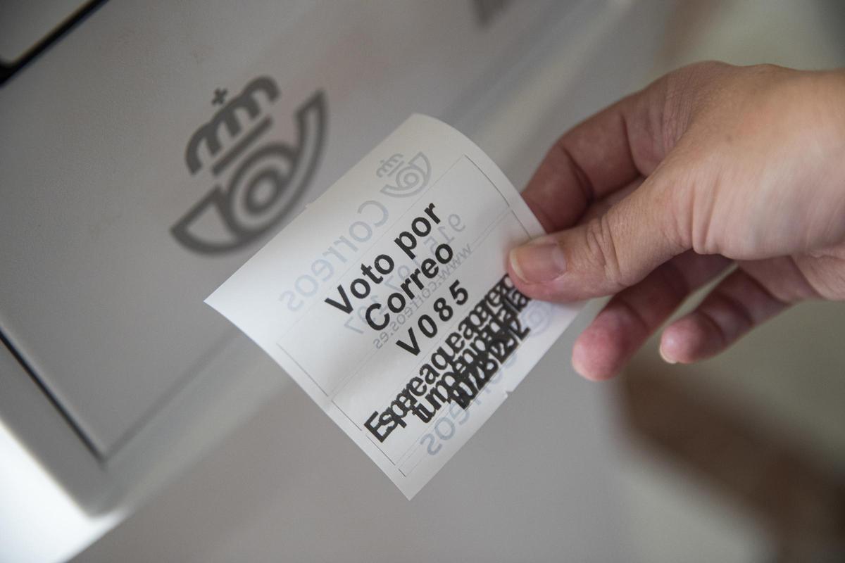 Archivo - Ticket de voto por correo en una oficina de Correos.